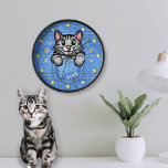 Graue Katze in Imitaten Denim Pocket mit Individue Uhr<br><div class="desc">Diese lustige Neuheit-Uhr beinhaltet ein Imitat (gedruckt) Denim / Blue Jean Look und beinhaltet eine Cartoon graue Kätzchen, die so aussieht, als ob sie in einer Tasche sitzt! Das Design umfasst auch "Patches" (gedruckt), die den Silhouetten von Pfotendrucken ähneln. Die Zeit wird mit gedruckten "Schaltflächen" behalten. Verwenden Sie die einfache...</div>