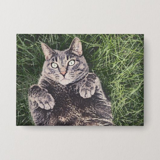 graue Katze liegt im Gras Abzeichen Button (Vorderseite)