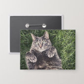 graue Katze liegt im Gras Abzeichen Button (Vorderseite/Rückseite)
