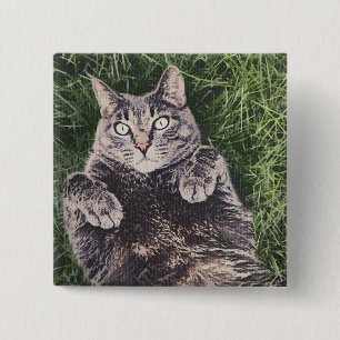 graue Katze liegt im Gras digitale Kunst Button