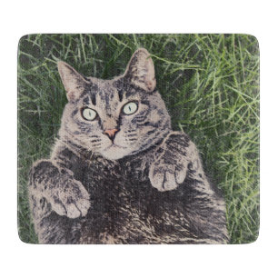 graue Katze liegt im Gras Digitale Kunst Schneidebrett