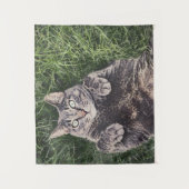 graue Katze liegt im Gras Wandteppich (Vorderseite)