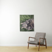 graue Katze liegt im Gras Wandteppich (Beispiel)
