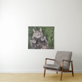 graue Katze liegt im Gras Wandteppich (Beispiel (Horizontal))
