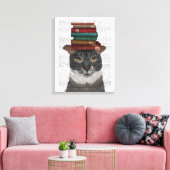 Graue Katze mit Büchern auf Kopf Leinwanddruck (Insitu (Wohnzimmer))