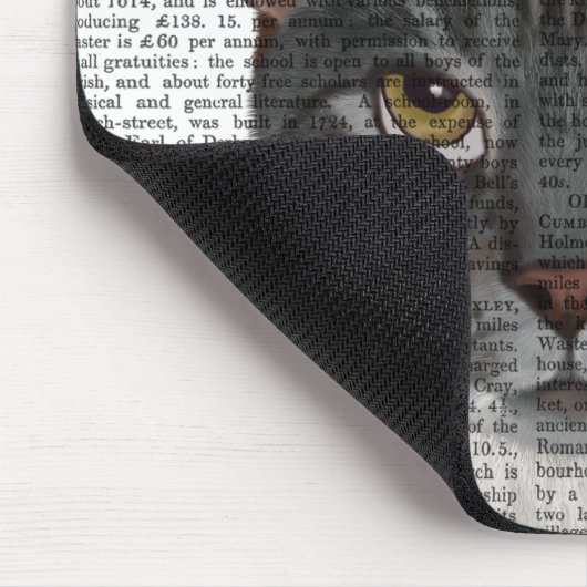 Graue Katze mit Büchern auf Kopf Mousepad (Ecke)