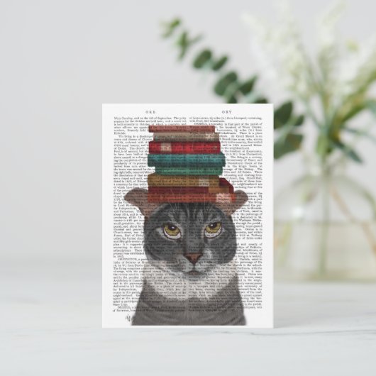Graue Katze mit Büchern auf Kopf Postkarte (Stehend Vorderseite)