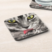 Graue Katze mit gelben Augen leckende Paste Getränkeuntersetzer (Linke Seite)