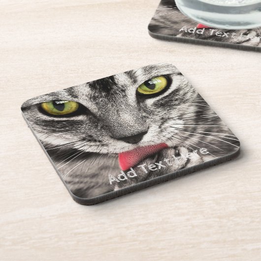 Graue Katze mit gelben Augen leckende Paste Getränkeuntersetzer (Linke Seite)