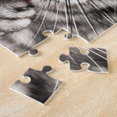 Graue Katze mit gelben Augen leckende Paste Puzzle (Seite)