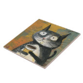 Graue Katze mit Kaffee auf Ocker Fliese (Seite)