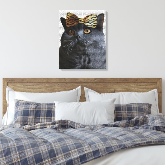 Graue Katze mit Leopard Bow Leinwanddruck (Insitu (Schlafzimmer))