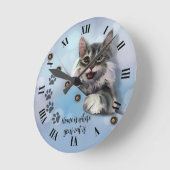 Graue Katze pinkelt aus der Tasche Runde Wanduhr (Winkel)