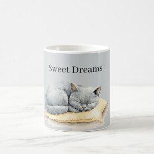 Graue Katze schläft auf dem Kissen Kaffeetasse
