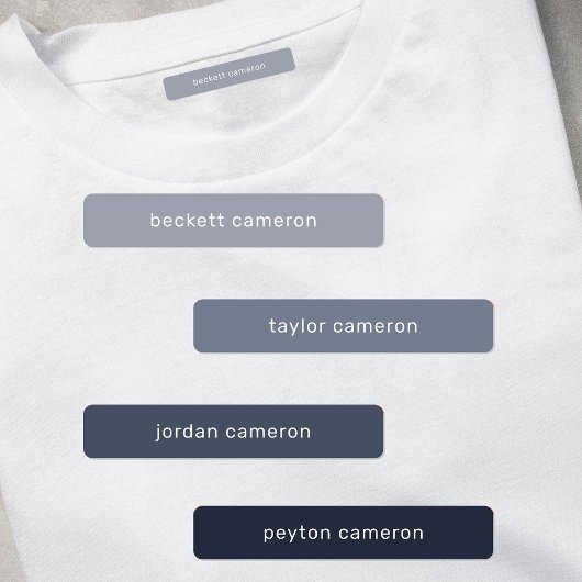 Graue Kinder benennen Eisen auf Kleidung Etiketten