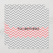 Graue, korallenfarbene und weiße Zickzack Babydusc Einladung (Vorne/Hinten)
