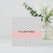 Graue, korallenfarbene und weiße Zickzack Babydusc Einladung (Stehend Vorderseite)