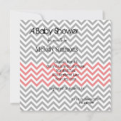 Graue, korallenfarbene und weiße Zickzack Babydusc Einladung (Rückseite)