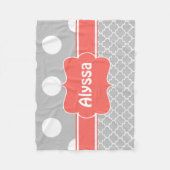 Graue korallenrote Quatrefoil Monogramm-Decke Fleecedecke (Vorderseite)