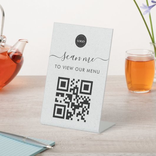 Graue Kraft - kontaktloses Scan Me Qr-Codemenü und Sockelschild (In SItu)