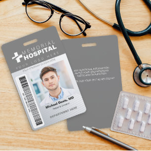 Graue Krankenhaus-ID-Karte mit Foto und Barcode Ausweis