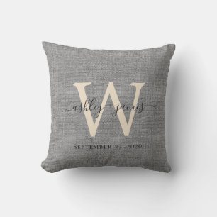 Graue Leinen-Elfenbein-Monogramm-Hochzeitsandenken Kissen