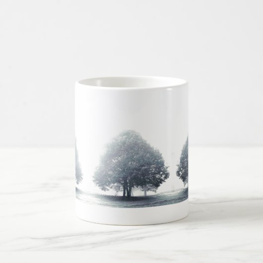 Graue Limone Bäume in Fog, Wales Kaffeetasse (Mittel)
