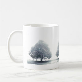 Graue Limone Bäume in Fog, Wales Kaffeetasse