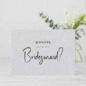 Graue Linen White Script wird mein Bridesmaid sein Einladung (Stehend Vorderseite)