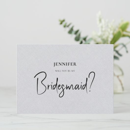 Graue Linen White Script wird mein Bridesmaid sein Einladung (Stehend Vorderseite)