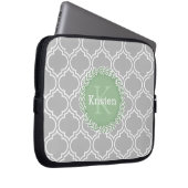 Graue marokkanische Tile Pattern Green Monogram Laptopschutzhülle (Vorne Rechts)