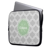 Graue marokkanische Tile Pattern Green Monogram Laptopschutzhülle (Vorderseite Links)