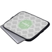 Graue marokkanische Tile Pattern Green Monogram Laptopschutzhülle (Vorne Knopf)