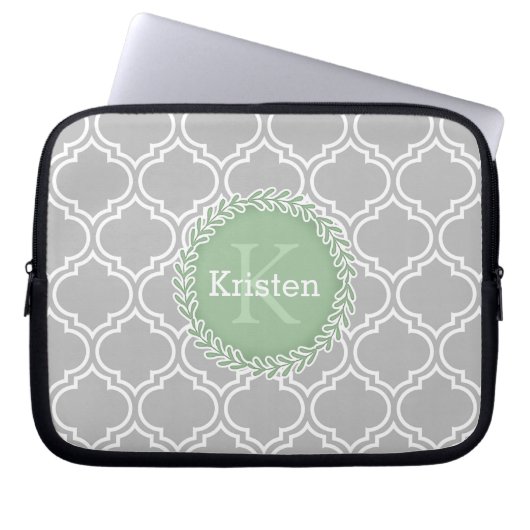 Graue marokkanische Tile Pattern Green Monogram Laptopschutzhülle (Vorderseite)