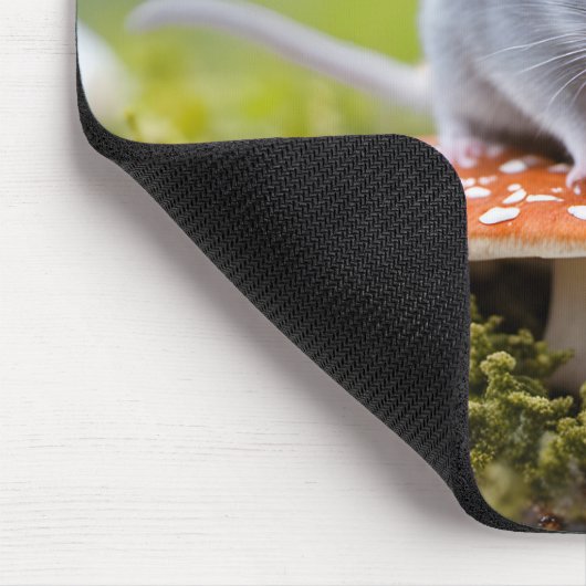Graue Maus auf Toadstool Mousepad (Ecke)