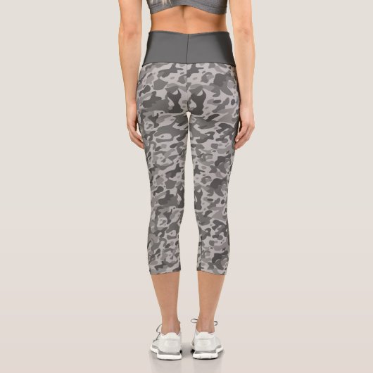 Graue militärische Tarnung weiße und graue Streife Capri Leggings (Rückseite)