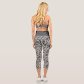 Graue militärische Tarnung weiße und graue Streife Capri Leggings (Rückseite)