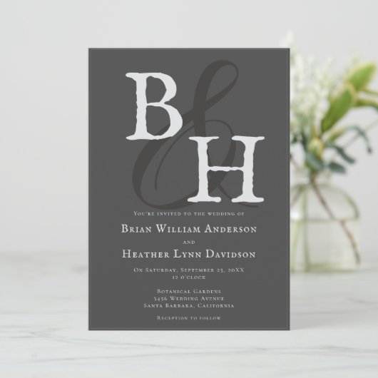Graue Minimalistische Monogramm-Hochzeit Einladung (Stehend Vorderseite)