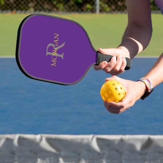 Graue Monogram und Goldname auf Royal Lila Pickleball Schläger (InSitu)