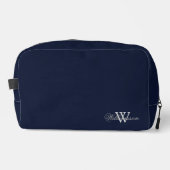 Graue Nachname über blassgraues Monogramm auf Deep Waschbeutel (Vorderseite)