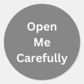 Graue Open Me Carefully Versandoetiketten Runder Aufkleber (Vorderseite)