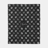 Graue Paws auf schwarz mit Monogramm und Name Fleecedecke (Vorderseite)