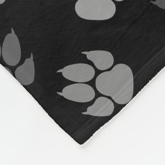 Graue Paws auf schwarz mit Monogramm und Name Fleecedecke (Ecke)