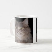 Graue Pelzkatze auf Kaffeetasse (Vorderseite Links)