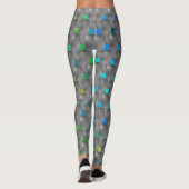 Graue Plaques auf einem farbenfrohen und bläuliche Leggings (Rückseite)
