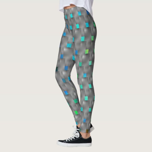 Graue Plaques auf einem farbenfrohen und bläuliche Leggings (Links)