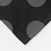 Graue Polka-Punkte auf schwarz Fleecedecke (Ecke)