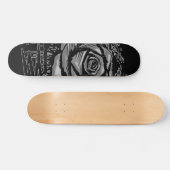 Graue raue Rose Graffiti-Kunst • Urbane Straßenmod Skateboard (Horizontal)