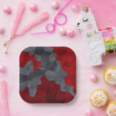 Graue, rot zufällig angeordnete Dreiecke. Pappteller (Party)