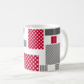 Graue rote Punkte-Patchwork auf weißem Hintergrund Kaffeetasse (VorderseiteRechts)